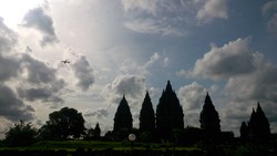 Menangkap Awan di Langit Prambanan
